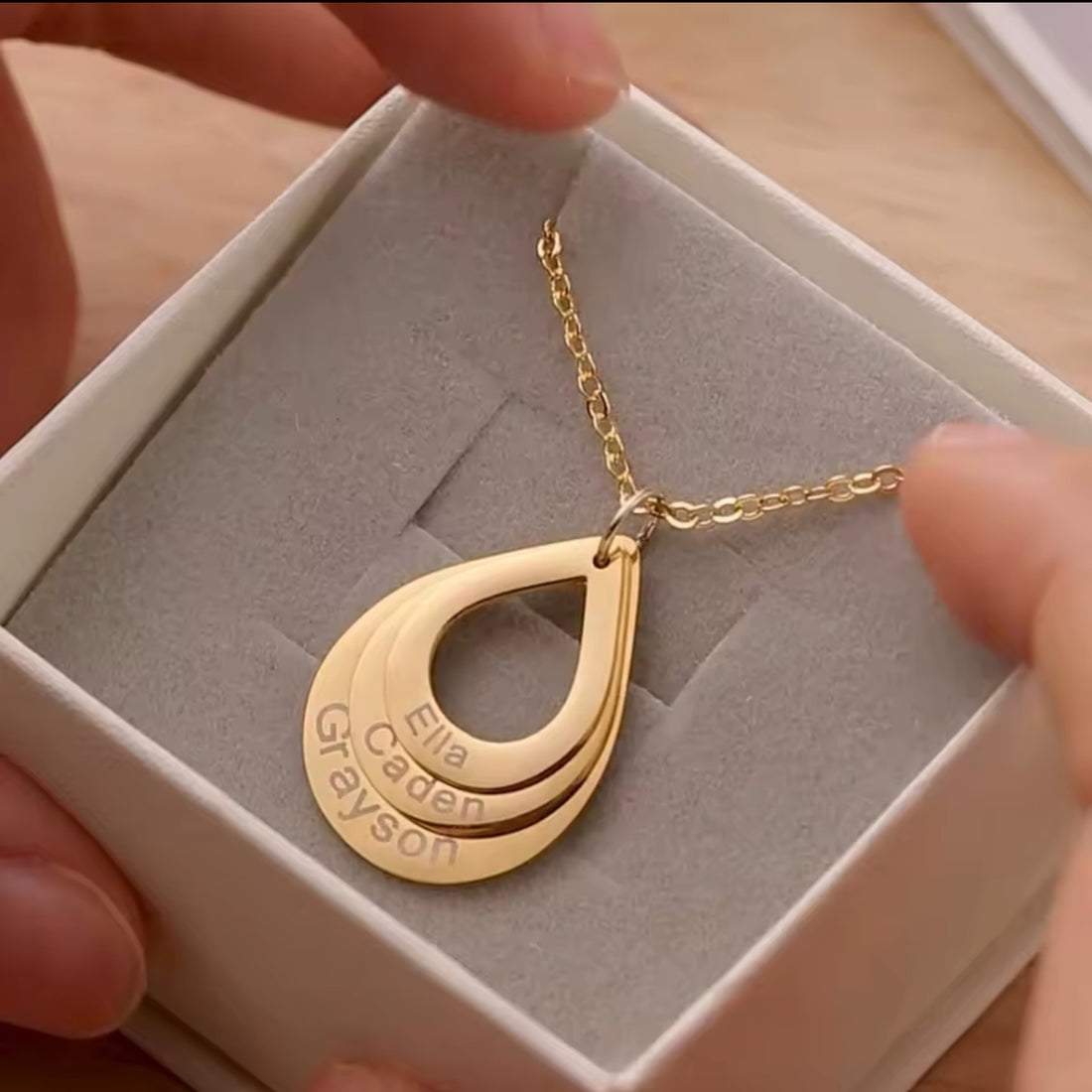 1-4 Personalized Teardrop Layers Necklace – Custom Engraved Family Name Pendant