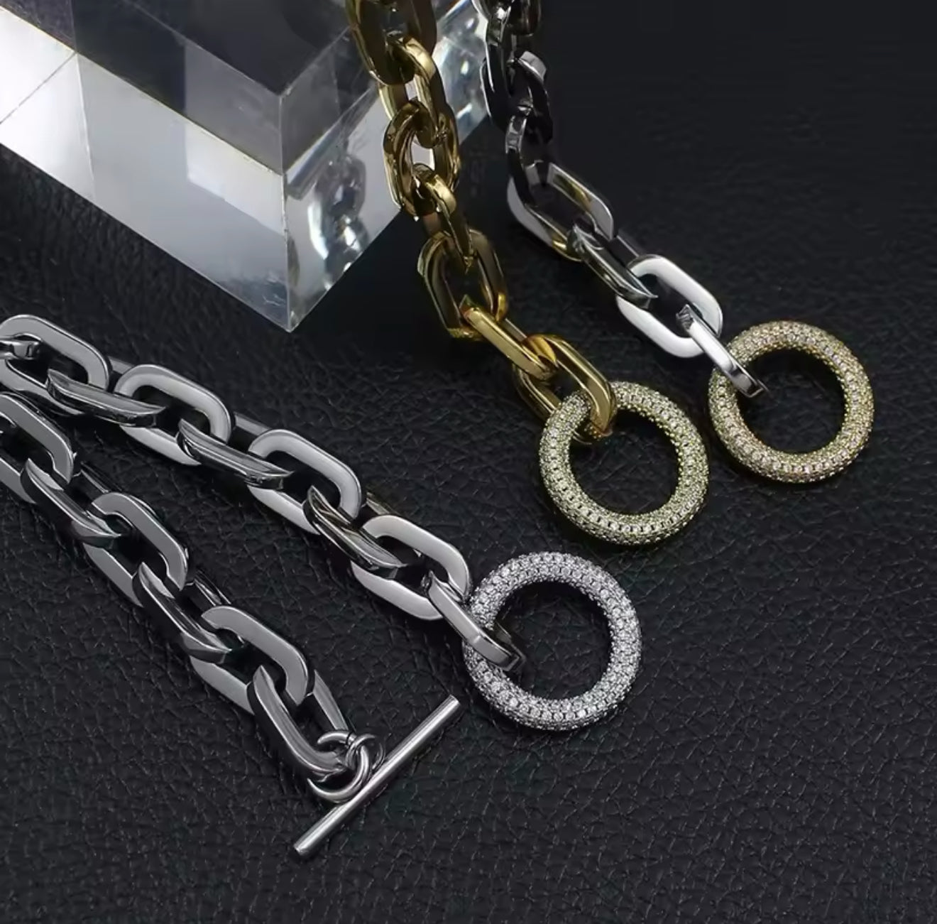 LuxeLink Toggle Bracelet – Chunky Chain with Pave Circle Clasp